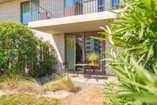 Prachtig appartement met één slaapkamer en ruim zongericht terras te koop te Westende, Vakantiestraat 4E, op de gelijkvloerse verdieping van...