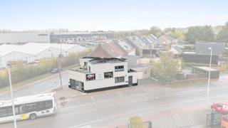 Te koop: halfopen handelspand in Grimbergen, strategisch gelegen nabij openbaar vervoer en belangrijke invalswegen.Dit handelspand, gebouwd tussen...