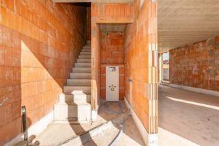 <p><span><strong>KIJKDAG ZA 11/04 | 6% BTW MOGELIJK | ENERGIEZUINIGE EN KWALITATIEVE HALFOPEN NIEUWBOUWWONING MET CARPORT EN 3 SLAAPKAMERS </strong></span><br /><span>Deze kwalitatieve halfopen nieuwbouwwoning is centraal gelegen in Vinkt op slechts 6 min. van Deinze, op 10 min. van Aalter en op wandelafstand van bakker, slager, school, sporthal en supermarkt. </span><br /><span>Deze woning heeft een optimale indeling met ruime leefruimte en open keuken, voldoende bergruimte, carport én 3 volwaardige slaapkamers.</span><br /><span>De warmtepomp met vloerverwarming en passieve koeling op 2 verdiepen, zonnepanelen, maximale isolatie en ventilatiesysteem D dragen bij tot een zeer energiezuinige eigendom.</span><br /><span>Dit alles op een mooi perceel van 239m² en met de mogelijkheid van het verlaagde 6% btw-tarief. </span><br /><span>Kijkdag op afspraak zaterdag 11 april, mail of bel om jouw afspraak vast te leggen. </span></p><p><span><strong>INDELING:</strong></span><br /><span>We komen binnen in de inkomhal met afzonderlijk toilet. Vanuit de inkom komen we terecht in de ruime leefruimte met open keuken.</span><br /><span>De leefruimte biedt grote raampartijen die voor een natuurlijke lichtinval alsook een mooi zicht op te tuin zorgen.</span><br /><span>Vanuit de keuken heeft men rechtstreekse toegang naar de wasplaats/berging.</span><br /><span>Op het verdiep vinden we de nachthal met afzonderlijk toilet en toegang tot 3 volwaardige slaapkamers en de badkamer met inloopdouche en dubbele lavabo met meubel.</span><br /><span>Buiten kan men genieten van een mooie tuin met afgewerkt terras. Tot slot wordt er nog een carport voorzien en geniet men een extra staanplaats op de oprit.</span><br /><span>De woning wordt volledig afgewerkt opgeleverd met inspraak van materiaalkeuze.</span><br /><span>Het lastenboek is beschikbaar en kan men raadplegen op aanvraag.</span></p><p><span><strong>TROEVEN:</strong></span><br /><span>- Warmtepomp met vloerverwarming en passieve koeling</span><br /><span>- Zonnepanelen aanwezig</span><br /><span>- 3 ruime slaapkamers</span><br /><span>- Carport + aangelegd terras</span><br /><span>- Regenwaterput 10.000L</span></p>