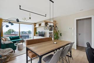 Dit gezellig dakappartement bevindt zich op de bovenste verdieping in een doodlopende straat in Lier.<br /><br />Als enige op de 3de verdieping geniet dit appartement van tal van voordelen:<br />Zicht op Lier langs alle kanten, een aparte inkomhal bij de lift, geen bovenburen, etc.<br /><br />Vanuit de inkomhal bereiken we de lichtrijke woonkamer, praktisch ingedeeld met een open keuken die voorzien is van alle comfort.<br /><br />De woonkamer geeft met een schuifraam toegang tot het zonnige terras. Een ideale plek om in alle rust te ontspannen. <br /><br />Verder is er de hal die toegang geeft tot de slaapkamer (12m²), de dressing/ bureau dewelke ook kan dienen als slaapkamer (6,5m²).<br /><br />Verder is er een moderne en onderhoudsvriendelijke badkamer (m²) die voorzien is van een douche, ligbad, lavabo en ingebouwde kastruimte. Alsook is hier een aansluiting aanwezig voor een wasmachine & droogkast.<br /><br />Tot slot is er fietsenberging en een ondergrondse staanplaats aanwezig in het gebouw, verplicht bij aan te kopen aan €25.000.<br /><br />Troeven:<br />+ Toplocatie in doodlopende straat<br />+ Bovenste appartement in het gebouw<br />+ 360° View vanwege het terras<br />+ Ondergrondse staanplaats bij aan te kopen<br />+ Kelderberging inbegrepen in de prijs<br />+ Fietsenparking voorzien bij het gebouw<br />+ Energiezuinig<br /><br />Interesse? Neem contact op via 03 337 50 70 of info@vbvastgoed.be voor meer informatie of een bezichtiging.
