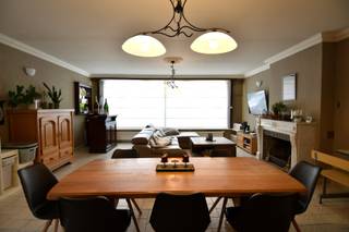 Deze instapklare gezinswoning biedt een zee aan ruimte en comfort, ideaal voor wie op zoek is naar een warme thuis met tal van mogelijkheden.Indeling...