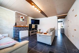 We Invest Mons vous propose cette charmante maison d’habitation idéalement située à proximité de toutes les commodités.Les travaux essentiels ont...