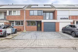In een rustige en aangename woonwijk in Kessel-Lo bevindt zich deze ruime gezinswoning met vijf slaapkamers en een zonnige tuin. Een ideale woning voor wie op zoek is naar ruimte, comfort en een praktische ligging.<br /><br />De woning werd doorheen de jaren goed onderhouden en op verschillende vlakken al aangepakt. Zo werd het dak geïsoleerd, zijn er zonnepanelen voorzien en werd de zolder omgevormd tot een volwaardige extra ruimte dankzij de plaatsing van een vaste trap.<br /><br />Op het gelijkvloers geniet je van een functionele indeling met een praktische keuken aan de voorzijde en een lichtrijke leefruimte aan de achterzijde, die mooi aansluit op de tuin. De tuin is volledig afgesloten en biedt de nodige privacy.<br /><br />De woning telt in totaal vijf slaapkamers, wat zorgt voor veel flexibiliteit, zowel voor grotere gezinnen als voor wie extra ruimte wenst voor een bureau of hobby.<br /><br />Verder zorgen de oprit en inpandige garage met elektrische poort voor bijkomend comfort in het dagelijks gebruik.<br /><br />De ligging is een absolute troef: rustig en residentieel, maar tegelijk vlakbij winkels, scholen en openbaar vervoer, met een vlotte verbinding naar het centrum van Leuven. Kortom, een ruime gezinswoning met een solide basis en tal van mogelijkheden, op een fijne locatie in Kessel-Lo.<br /><br />Contacteer ons voor meer informatie of een bezoek ter plaatse.