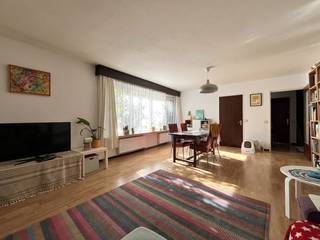 Het appartement is gelegen op de eerste verdieping van een rustig gebouw bestaande uit 3 woongelegenheden. Indeling: een inkomhal, een woonkamer 30m² op laminaat, een ingerichte keuken 7m² uitgerust met een koelkast, een oven en een elektrisch vuur. Een badkamer voorzien van een ligbad/douche, een toilet, een wandmeubel en een aansluiting voor uw wasmachine/droogkast. Er zijn 2 slaapkamers (13m² en 16m²) en een aangenaam terras 21m² op bankirai. In de ondergrondse verdieping heeft u een privatieve bergkelder en aan de achterzijde van het pand heeft u een garagebox ter beschikking. Het eigendom is gelegen in een kindvriendelijke buurt, nabij de Schriek, winkels, het openbaar vervoer, ...