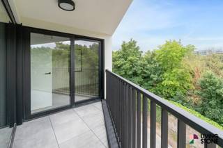 <strong>6% VAT possible – energy-efficient living!</strong><br /><br />Are you looking for a stylish, energy-efficient home in a central location?<br /><br />This exclusive new-build residence consists of <strong>only 6 bright apartments</strong> with 1, 2 or 3 bedrooms. Designed with an eye for quality and timeless architecture, where natural materials and sleek lines come together harmoniously.<br /><br /><strong>Why choose Crown Park?</strong> <br />
<ul>
<li>Energy-efficient living with <strong>E-level ≤ 30</strong> and <strong>underfloor heating</strong>;</li>
<li><strong>Underground parking</strong> & bicycle shed (mandatory to purchase);</li>
<li><strong>Spacious terraces</strong> and modern layout;</li>
<li><strong>Central location</strong> with excellent connections to Brussels;</li>
<li>Public transport, shops and <strong>amenities within walking distance</strong>;</li>
<li><strong>Ready to move in</strong>;</li>
<li>Purchase possible at only <strong>6% VAT!</strong></li>
</ul>
<br />Register or have a question? This can easily be done via 0485 62 36 78 or via nieuwbouw@living-stone.be