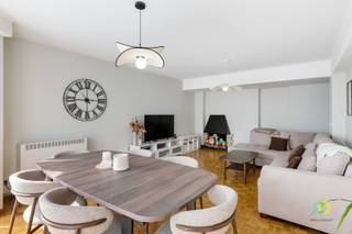 <p><span>Neder-Over-Heembeek: Gerenoveerd appartement gelegen op de tweede verdieping van een gebouw met lift. De leefruimte is praktisch ingedeeld en geniet van een aangename lichtinval dankzij de grote ramen. </span></p><p><span>De hoogwaardige parketvloer draagt bij aan de warme en uitnodigende sfeer van de ruimte. De vernieuwde keuken combineert functionaliteit met stijl, voorzien van moderne kasten en een ontbijthoek.<br />Het appartement beschikt over twee slaapkamers (13m² & 10,50m²). Beide kamers geven toegang tot het terras gelegen aan de achterkant van het gebouw. Ook de badkamer werd volledig vernieuwd en is voorzien van een inloopdouche, een lavabo op meubel en een toilet. Er is tevens een tweede apart toilet in de inkomhal.</span></p><p><span>Dit appartement bevindt zich in een keurig onderhouden gebouw, ideaal gelegen nabij lokale winkels, restaurants en openbaar vervoer, waardoor de stad binnen handbereik ligt en toch een rustig toevluchtsoord biedt.</span></p><p><span>Mis de kans niet om van dit charmante appartement uw nieuwe thuis te maken.<br />Provisie lasten: 255€/maand (gemeenschappelijke kosten, privatief waterverbruik en verwarming)</span></p><p><span> </span></p>