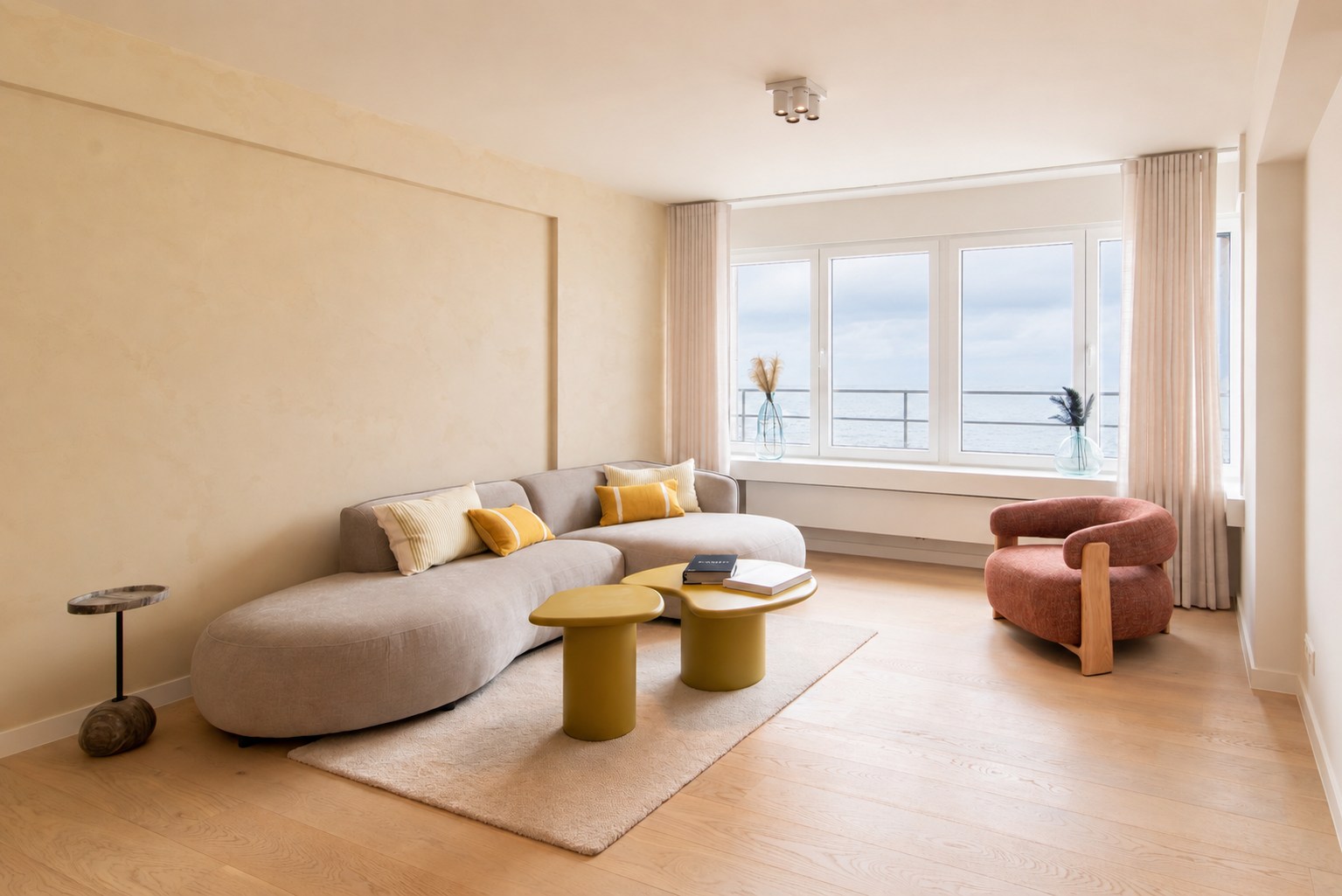 STARTPRIJS: 545.000 EURO ! Prachtig luxueus vernieuwd appartement met 2 slaapkamers! - foto 1