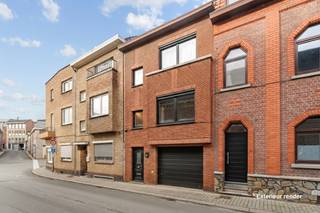 Voor meer info en foto’s, surf naar www.swevers.be – In het hart van Tongeren, in de Sint-Catharinastraat 6, bevindt zich deze gesloten bebouwing met karakter en potentieel. De woning dateert van 1939, werd deels gerenoveerd in 2007 en biedt een bewoonbare oppervlakte van 143 m², verdeeld over meerdere verdiepingen. Ze verkeert in een op te frissen staat en vormt een solide basis voor wie stap voor stap wil moderniseren, zonder in te boeten aan ligging of functionaliteit.<br />Op het gelijkvloers bevinden zich de inkomhal, de badkamer en de garage. De inkom zorgt voor een vlotte toegang tot de woning, terwijl de aanwezigheid van een inpandige garage een absolute meerwaarde is in het stadscentrum.<br />Op de eerste verdieping in de gezellige leefruimte van ca. 10 m². Aansluitend bevindt zich de keuken van 11 m², met voldoende ruimte voor een praktische inrichting. Vanuit deze verdieping is ook het terras bereikbaar, een absolute troef in het stadscentrum.<br />De tweede verdieping is ingericht als slaapverdieping en telt twee slaapkamers van respectievelijk 10 m² en 11 m², samen met een badkamer. Op de tweede verdieping bevindt zich een derde slaapkamer van 10 m², ideaal als extra kamer, bureau of hobbyruimte, en een tweede badkamer. Dit maakt de woning bijzonder geschikt voor gezinnen of wie extra comfort wenst. En op de derde verdieping heb je nog een derde slaapkamer.<br />Het perceel van 60 ca is compact, maar perfect afgestemd op stadswonen. Alles bevindt zich op wandelafstand: scholen op 350 m, openbaar vervoer op 400 m, winkels op 700 m en restaurants en ontspanning op minder dan 250 m. De nabijheid van stadspark De Motten zorgt voor een aangename groene omgeving vlakbij. Een woning met een logische indeling, centrale ligging en veel mogelijkheden. Voor meer informatie, bel 011 255 155. Bron bewoonbare oppervlakte: EPC – verslag.