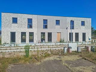 In het rustige en landelijke Hertsberge realiseert Durabrik een nieuwe kleinschalige verkaveling in het verlengde van de Muntestraat. In een eerste fase komen er nu 10 woningen in verkoop. <br /><br />Lot 6 is een gesloten bebouwing in de moderne bouwstijl : 2 bouwlagen en een plat dak. <br />Deze woning staat ruwbouw-winddicht momenteel en kan tamelijk snel instapklaar gemaakt worden.<br />GELIJKVLOERS : inkom, wc, ruime living, open keuken met eiland, ruime berging/wasplaats.<br />EERSTE VERDIEPING : 3 ruime slaapkamers, ingerichte badkamer met inloopdouche, badkamermeubel met dubbele lavabo, aparte wc, technische ruimte.<br />Eigen private parkeerplaats. Gezellige tuin, toegankelijk achteraan via een padje, ideaal voor fietsers !<br />Doodlopend straatje zonder doorgaand verkeer. Vlakbij nieuwe groenzone. <br />Goeie verbinding met de E40.<br /><br />Deze woning wordt volledig afgewerkt aangeboden met ingerichte keuken en badkamer, bevloering en vloerverwarming.<br />Superenergiezuinige woning (E -25 !) door warmtepomp, doorgedreven isolatiepakket, ventilatiesysteem D en pakket zonnepanelen.<br /><br />Download de brochure via https://durabrik.immo/hertsberge<br />Bij Durabrik ben je zeker van een vaste prijs. Geen budgettaire verrassingen dus tijdens je bouwtraject.<br />Heb je vragen? Contacteer dan je bouwadviseur via 09/280.60.60. of mail naar info@durabrik.be.<br />Inspiratie opdoen? Bezoek onze kijkwoning in Roeselare of Aalter op afspraak.<br />Prijs excl. btw en kosten. Beelden en oppervlaktes zijn indicatief.