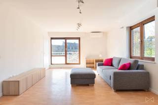 Dit instapklare appartement op de derde verdieping is ideaal voor wie op zoek is naar comfortabel en rustig wonen in Heverlee.<br /><br />Het appartement beschikt over één slaapkamer, een aangename leefruimte met airconditioning en een gezellig terras waar je in alle rust kan genieten van de buitenlucht. De badkamer en toilet zijn recent vernieuwd. Daarnaast is het volledig bemeubeld, waardoor je zonder zorgen kan verhuizen en je je meteen thuis voelt.<br /><br />In het gebouw is een lift aanwezig en ondergronds is er een fietsenstalling voorzien. Hoewel het appartement geen garage heeft, is er een gratis parkeerplaats beschikbaar buiten, vlak voor het gebouw. De ligging is een absolute troef: het appartement bevindt zich in een rustige omgeving, op wandelafstand van het station van Heverlee en nabij winkels en andere voorzieningen. Dankzij het gunstige EPC-label B woon je hier bovendien energiezuinig. Er is eveneens een grote gemeenschappelijke parking voorzien voor het gebouw.<br /><br />De maandelijkse huurprijs wordt aangevuld met een kost van €105/maand, waarin een provisie voor waterverbruik inbegrepen is.<br /><br />Een perfecte plek voor wie comfortabel, praktisch en rustig wil wonen op een toplocatie.<br /><br />Aarzel niet en neem contact op om een bezoek in te plannen!