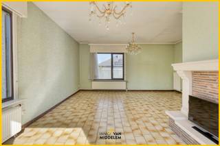 <strong>Immo Van Middelem verkoopt deze deels te renoveren BUNGALOW op een mooi perceel van +/- 6a05ca met 3 slaapkamers, tuin en ruime garage. <br /></strong><br />De woning is rustig gelegen in een kindvriendelijke wijk op korte afstand van het centrum van Ternat met alle nodige winkels, scholen, sportfaciliteiten en openbaar vervoer. Het treinstation van Ternat bevindt zich op ongeveer 2km en ook de E40 is vlot bereikbaar.<br /><br />De indeling is als volgt: <br />- GELIJKVLOERS: inkomhal met WC, lichtrijke woonkamer (salon &amp; eetplaats) met toegang tot het terras en de tuin, keuken, 3 kamers, badkamer, ruime inpandige GARAGE, <br />- ZOLDER (via trapladder) met geïsoleerde zoldervloer.<br /><br />Bijgebouw: tuinhuis.<br /><br />CV (2011) op gas. <br />EPC: 447 kWh/m².jaar - Label E (UC: 3844105).<br />Vrij bij akte.