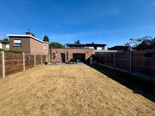 <h2><span>Totaal gerenoveerde halfopen woning met ruime leefruimtes en verzorgde tuin in Hamme</span></h2><p><span>Deze moderne halfopen woning in Hamme valt vooral op door haar </span><span>ruime, open leefruimtes en de sterke verbinding met de tuin</span><span>. Met een bewoonbare oppervlakte van </span><span>162 m²</span><span> op een perceel van </span><span>355 m²</span><span> biedt de woning een aangename combinatie van ruimte, hedendaagse afwerking en praktisch wooncomfort.</span></p><p><span>Het gelijkvloers vormt het hart van de woning. De </span><span>ruime en lichtrijke leefruimte</span><span> sluit mooi aan op de open keuken, voorzien van greeploze kasten en elektrische toestellen. Grote raampartijen en schuifdeuren zorgen voor veel natuurlijke lichtinval en geven rechtstreeks toegang tot het terras en de tuin.</span></p><p><span>De leefruimtes zijn afgewerkt met een </span><span>gietvloer in marmertapijt</span><span>, wat zorgt voor een strakke en uniforme uitstraling doorheen het gelijkvloers.</span></p><p><span>Ook buiten werd veel aandacht besteed aan het wooncomfort. De </span><span>verzorgd aangelegde tuin</span><span> beschikt over een ruim gazon en een aangenaam terras met </span><span>moderne overkapping</span><span>. Hierdoor vormt de buitenruimte een mooie uitbreiding van de leefruimte en is er voldoende plaats om te ontspannen of gezellig samen te zijn met familie en vrienden.</span></p><p><span>Op de verdieping bevinden zich </span><span>twee volwaardige slaapkamers en een aparte dressing</span><span>. De badkamer sluit aan bij de hedendaagse stijl van de woning en is afgewerkt met een </span><span>troffelvloer</span><span>, gecombineerd met warme houtaccenten en een douche.</span></p><p><span>Verder beschikt de woning over een </span><span>garage met extra bergruimte</span><span> en parkeergelegenheid vooraan.</span></p><p><span>Een verzorgde woning voor wie belang hecht aan </span><span>ruime leefruimtes, een moderne afwerking en een aangename buitenomgeving</span><span>.</span></p><p><span>Interesse? Contacteer ons voor meer informatie of een bezoek ter plaatse.</span></p>