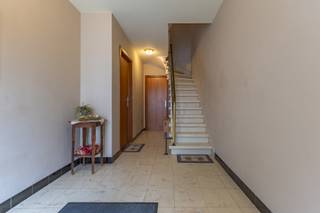 Immo Pické biedt U dit uiterst gunstig gelegen appartement aan in de onmiddellijk omgeving van winkels, openbaar vervoer, scholen en de belangrijkste verbindingswegen. Het appartement bestaat uit een inkomhal, een lichtrijke woonkamer met eetkamer, een keuken, een badkamer, een toilet en een slaapkamer. Daarnaast beschikt dit appartement over 2 kelders, een garage en een koer achter het gebouw. GEEN maandelijkse lasten.