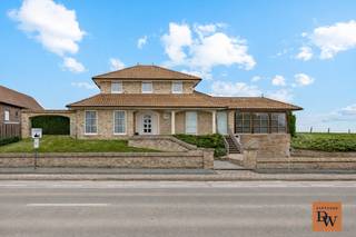 Op een strategische ligging langs een belangrijke uitvalsweg in Zottegem bevindt zich deze uitzonderlijke Spaanse villa, die charme, ruimte en veelzijdigheid perfect combineert.<br />De woning dateert van 1992 en werd in 2011 grondig gerenoveerd en uitgebreid met een royale aanbouw.<br />Deze aanbouw wordt vandaag gebruikt als woonruimte, maar biedt tal van mogelijkheden: ideaal als <strong>privéwoning met kantoor of praktijk</strong>, <strong>horecazaak</strong> (professionele keuken is nog aanwezig) of als <strong>extra woonunit</strong>.<br />De villa beschikt momenteel over <strong>twee ruime leefruimtes elk in hun eigen stijl, twee keukens, een bijkeuken, twee badkamers en vier volwaardige slaapkamers met 2 dressings</strong>, wat het wooncomfort én de flexibiliteit aanzienlijk verhoogt. De woning is bovendien <strong>volledig onderkelderd</strong> en biedt plaats aan een garage voor <strong>vier wagens</strong> evenals ruime opslagmogelijkheden.<br />Buiten geniet u van een <strong>prachtige siertuin</strong> met een stijlvol <strong>verwarmd zwembad</strong>, verwarmd via een warmtepomp — en een ruim zonneterras met zicht op de groene regio.<br />De woning wordt verwarmd op <strong>aardgas ( Viessmann)</strong>, is uitgerust met <strong>21 zonnepanelen</strong> en werd afgewerkt met <strong>materialen van uitzonderlijke kwaliteit</strong>, wat garant staat voor duurzaamheid en comfort.<br />Een unieke eigendom met eindeloze mogelijkheden, ideaal voor wie wonen en werken wil combineren of op zoek is naar een karaktervolle villa met een commerciële meerwaarde.<br />Interesse in dit pareltje? Contacteer Wim via 0479/91 91 32<br /> 