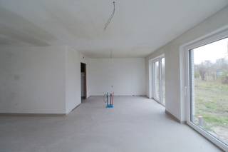 In de Batterijstraat in De Haan ontwikkelt Hectaar een kleinschalig en duurzaam woonproject bestaande uit 10 energiezuinige woningen – een mix van alleenstaande en halfopen bebouwingen – op wandel- en fietsafstand van het strand, De Duinbossen en de Koninklijke Golf. Deze nieuwe woonbuurt combineert hedendaags comfort met een groene, rustige ligging op 10 minuten van het centrum van De Haan.<br /><br />Deze halfopen woningen is voorzien van een lichtrijke leefruimte met open keuken, inpandige garage, 3 ruime slaapkamers en een badkamer met bad en douche. De zolder is te bereiken via een uittrekbare trap, maar is er ook mogelijkheid om op termijn nog een vaste trap naar de zolder te voorzien. <br />De woningen worden gebouwd zonder fossiele brandstoffen, en zijn standaard voorzien van een lucht-water warmtepomp en vloerverwarming, wat zorgt voor een energiezuinig leefklimaat. Daarnaast wordt er ingezet op natuurlijke waterinfiltratie en vergroening, met onder andere de aanwezigheid van hoogstammige bomen.<br /><br />Troeven op een rijtje:
<ul>
	<li>Lichtrijke en ruimtelijke woning;</li>
	<li>Zonnige tuin; </li>
	<li>Mogelijkheid om vaste trap naar de zolder te voorzien;</li>
	<li>Rustige ligging op fiets- en wandelafstand van strand en natuur;</li>
	<li>Energiezuinige bouw met hernieuwbare technieken;</li>
	<li>Voldoende parkeergelegenheid en groenzones;</li>
	<li>Laminaat in de slaapkamers en nachthal reeds voorzien; </li>
	<li><strong>Woonklaar in de lente van 2026! </strong></li>
</ul>
Aarzel zeker niet om contact op te nemen bij interesse. 