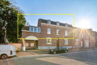 Dit duplexappartement met een netto bruikbare oppervlakte van 189m² bevindt zich in een statige, karaktervolle herenwoning gelegen langs...