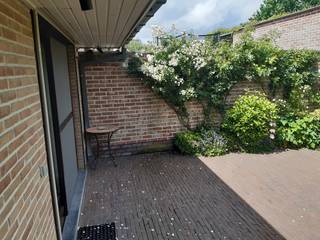 Deze rustig - en toch nabij het centrum - gelegen woning is bijzonder praktisch ingedeeld, met een op de mooie tuin uitkijkende, leefruimte en open keuken, welke eveneens aansluit op de handige wasplaats en inpandige garage.<br />De stijlvolle inkom brengt u naar de achterliggende leefruimte of gastentoilet.<br />De verdieping beschikt over 3 ruime slaapkamers, een verzorgde badkamer (met passend meubel en douche) en een afzonderlijk toilet. <br />Eveneens aanwezig : ruime zolder. <br />De tuin is compact én verzorgd afgewerkt, met een fijn zonneterras (en sfeervolle verlichting).<br />Ook uit technisch oogpunt is de woning top : enige dimbare verlichting, ontkalker aanwezig, rolluiken,... .<br /><br />Kortom : aangenaam wonen gegarandeerd.