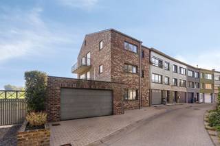 <p><span>Uniek vastgoedaanbod te Haaltert: gebouw met 2 ruime appartementen en prachtige open zichten!</span></p><p><span>Bent u op zoek naar een </span><span>interessante vastgoedinvestering met verhuurpotentieel</span><span>? Dan biedt dit gebouw, bestaande uit twee ruime en volwaardige appartementen, een mooie kans!</span></p><p><span>Dankzij de aanwezigheid van twee afzonderlijke woongelegenheden, elk met hun eigen indeling en buitenruimte, leent dit eigendom zich uitstekend als </span><span>opbrengsteigendom</span><span>.</span></p><p><span>INDELING</span></p><p><span>1/ Appartement op het gelijkvloers (93m²) (epc C label 234)</span></p><p><span>Dit aangename appartement beschikt over een lichtrijke woonkamer met open keuken, twee volwaardige slaapkamers, een badkamer en een afzonderlijk toilet. </span></p><p><span>Aansluitend aan de keuken vinden we ook een bergruimte. </span></p><p><span>Een absolute troef is de </span><span>perfect georiënteerde tuin</span><span>, waar u in alle rust en privacy kunt genieten van prachtige open zichten. </span></p><p><span>Bovendien is er een praktische buitenberging aanwezig.</span></p><p><span> </span></p><p><span>2/ Duplexappartement met ruime terrassen (epc B label 134)</span></p><p><span>Het tweede appartement strekt zich uit over twee verdiepingen en beschikt daarnaast over een ruime opbergzolder.</span></p><p><span>Op de eerste verdieping bevindt zich een gezellige woonkamer met open keuken en een sfeervolle gashaard. </span></p><p><span>Vanuit de leefruimte heeft u rechtstreeks toegang tot een </span><span>ruim terras met schitterende, open vergezichten</span><span>.</span></p><p><span>Verder vindt u op deze verdieping een praktische berging, een badkamer en een afzonderlijk toilet.</span></p><p><span>De tweede verdieping biedt plaats aan drie volwaardige slaapkamers, een tweede badkamer en een extra berging. Twee slaapkamers beschikken bovendien over een </span><span>eigen terras</span><span>, waar u opnieuw kunt genieten van de prachtige omgeving en het weidse uitzicht.</span></p><p><span>De zolderverdieping zorgt voor heel wat extra opbergruimte.</span></p><p><span> </span></p><p><span>Extra troeven</span></p><p><span>Het gebouw beschikt eveneens over een garage en een oprit, wat zorgt voor bijkomend comfort en parkeergelegenheid.</span></p><p><span>Het volledige gebouw wordt uitsluitend als één geheel te koop aangeboden.</span><span> </span></p><p><span>Een bijzonder interessant aanbod voor wie op zoek is naar een investering, een combinatie van wonen en verhuren. </span></p><p><span>Laat u verrassen door de ruimte, de aangename buitenruimtes en vooral de prachtige open zichten die deze eigendom te bieden heeft!</span></p><p><span> </span></p><p><span>Interesse in deze opbrengsteigendom? Vraag uw bezoek aan via <span>eefje@immodhondt.be</span></span><span> of bel 0498 88 88 89.</span></p>
