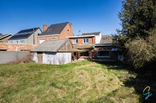 Te koop te Berlare!<br />Te renoveren halfopen bebouwing met mogelijkheden in het centrum van Berlare.<br />Deze te renoveren halfopen bebouwing biedt tal van mogelijkheden voor wie op zoek is naar een renovatieproject met potentieel. Het pand kan behouden blijven als halfopen bebouwing of, afhankelijk van de plannen en vergunningen, eventueel worden herontwikkeld naar een gesloten en halfopen bebouwing.<br />De huidige eigenaar heeft bovendien een recht van doorgang bijgekocht aan de linkerzijde van de woning, wat extra toegankelijkheid en mogelijkheden biedt.<br />De woning is momenteel ingedeeld als volgt: op het gelijkvloers bevindt zich een leefruimte met geïnstalleerde keuken, een badkamer voorzien van een ligbad en een ruime garage. Op de eerste verdieping zijn twee ruime slaapkamers aanwezig.<br />Achteraan het perceel bevindt zich een mooi bijgebouw van ongeveer 50 m², dat verschillende invullingen kan krijgen zoals opslagruimte, atelier of hobbyruimte.<br />De tuin is zuidwestgericht, waardoor u de hele namiddag en avond kan genieten van zon in de tuin.<br />Kortom, een interessante eigendom met veel potentieel voor renovatie of herontwikkeling op een aantrekkelijke locatie.<br />Mocht u interesse hebben, graag contact opnemen met Bernhard 0476 022 089 en bernhard@cornelis-goeman.be