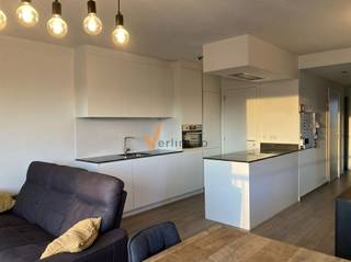 <p><span>MODERN APARTEMENT IN BRASSCHAAT - 85M² MET 2 SLAAPKAMERS</span></p><p><span> </span></p><p><span>Dit moderne appartement is gelegen in het groene en residentiële Brasschaat en biedt een ideale combinatie van comfort, stijl en functionaliteit. Met een bewoonbare oppervlakte van 85m² beschikt deze woning over alles wat u nodig heeft voor een aangenaam wooncomfort.</span></p><p><span> </span></p><p><span>INDELING EN RUIMTES</span></p><p><span> </span></p><p><span>Het appartement bestaat uit </span><span>2 slaapkamers</span><span> die beide goed van natuurlijk licht voorzien zijn. De </span><span>moderne open keuken</span><span> is volledig uitgerust met inbouwapparatuur en een centraal werkeiland, waardoor deze naadloos aansluit bij de woonruimte. </span></p><p><span>De woonkamer is bijzonder ruim en voorzien van grote raampartijen die veel daglicht binnenlaten en een soepele verbinding bieden naar het balkon met uitzicht op de omgeving.</span></p><p><span> </span></p><p><span>BADKAMER EN SANITAIR</span></p><p><span> </span></p><p><span>De badkamer is voorzien van moderne faciliteiten met een </span><span>inloopdouche </span><span>en houten wastafelmeubel. Naast de badkamer bevindt zich een </span><span>aparte gastentoilet</span><span>.</span></p><p><span> </span></p><p><span>Het appartement beschikt over een technische/was ruimte met </span><span>thuis batterij.</span><span> (zonnepanelen en vloerverwarming)</span></p><p><span> </span></p><p><span>BALKON EN BUITENRUIMTE</span></p><p><span> </span></p><p><span>Het balkon biedt een perfect plek om van het buitenlucht te genieten met uitzicht op de groene omgeving van Brasschaat.</span></p><p><span> </span></p><p><span>GARAGE EN PARKEREN</span></p><p><span> </span></p><p><span>Inclusief </span><span>in deze woning is een eigen </span><span>garage </span><span>en </span><span>extra 1 autostaanplaats.</span></p><p><span> </span></p><p><span>- beschikbaar vanaf 1 Juni 2026</span></p><p><span>- maandelijkse onkosten 60€ (verbruik gemeenschappelijke delen en poetsen traphal)</span></p><p><span>- zeer energiezuinig, zonnepanelen met thuis batterij.</span></p>