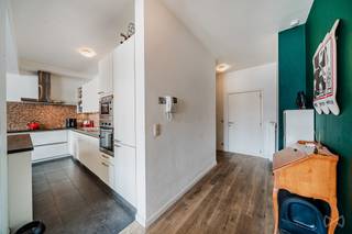 <pre><span>Informatie &amp; bezichtigingen: 02 315 51 71
Molenbeek – We Invest biedt dit fantastische appartement van meer dan 140 m² aan! De indeling is als volgt:
Inkomhal met gastentoilet en wasruimte. Een zeer ruime woon- en eetkamer met een prachtige, volledig uitgeruste open keuken (totale oppervlakte van meer dan 40 m²).
Gang naar het slaapgedeelte met toegang tot een werkkamer (of 4e slaapkamer, 11 m²), een doucheruimte met toilet, twee extra slaapkamers en de hoofdslaapkamer met eigen badkamer en toilet.
EPC-score D, conforme elektrische installatie, nieuwe verwarmingsketel!
Optioneel: parkeerplaats en kelder beschikbaar voor € 25.000.
Ideaal voor een gezin of voor co-housing (4 personen)!
Absoluut een bezichtiging waard – plan uw bezoek vandaag nog!</span></pre>