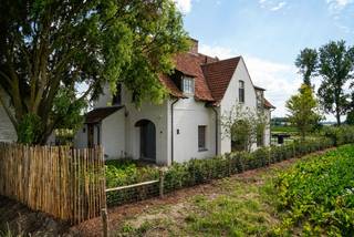 <strong>Uniek in Roeselare!</strong> Ruim stuk bouwgrond voor een nieuw te bouwen villa aangesloten op een warmtenet. Uw garantie op een woning met groene energie.<br /><br />In de verkaveling Licht en Ruimte biedt Dumobil deze bouwgrond van 566 m² aan met een vrije keuze van architectuur. De bouwgrond is gelegen in een rustige doodlopende straat. Het ontwerp, indeling en afwerking van de villa's is volledig vrij te kiezen.<br /><br />De realisaties en referenties hier voorgesteld is enkel ter illustratie. De architectuur en bouwstijl bepaalt u helemaal zelf volgens uw persoonlijke wensen en smaak. Dus gaat uw voorkeur naar een landelijke of hedendaagse bouwstijl dan kan u op deze bouwgrond uw droomvilla realiseren met onze totale begeleiding. Deze woning wordt aangesloten op een warmtenet om duurzaam te verwarmen.<br /><br />Vraag vrijblijvend informatie via : <strong>051/40.10.12</strong> | <strong>info@dumobil.be</strong> | <strong>www.dumobil.be/nl/villabouw/bouwgronden/roeselare-licht-en-ruimte-bouwgronden-villabouw</strong>