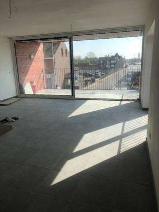 Volledig afgewerkt appartement, gelegen op de eerste verdieping, met 2 slaapkamers!Bestaande uit:• Inkomhal• Woonkamer• Volledig ingerichte open...
