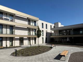 <p>https://www.vercammenwoonprojecten.be/woning-te-huur/le-principal-exclusief-huuraanbod-in-diepenbeek/</p>
<p>In residentie <strong>Le Principal</strong> bieden we dit prachtig afgewerkte nieuwbouwappartement van ca. 104 m² te huur aan. Dankzij de kwalitatieve materialen, doordachte indeling, luxueuze afwerking en energiezuinige technieken geniet u hier van alle comfort in een stijlvolle woonomgeving. <span></span></p>
<p>De leefruimte sluit naadloos aan op de volledig uitgeruste open keuken, afgewerkt met een duurzaam composiet werkblad. Zowel de leefruimte als de slaapkamers zijn voorzien van een warme parketvloer, wat het appartement een tijdloze en gezellige uitstraling geeft. <br /><br />Het appartement beschikt over twee volwaardige slaapkamers, een stijlvolle badkamer, een apart toilet, een leefruimte met open keuken, een technische berging en een aangenaam overdekt terras van 10,45 m² waar u heerlijk kunt genieten van de buitenlucht.</p>
<p>Ook op vlak van comfort is alles aanwezig: airconditioning, vliegenramen, verlichtingselementen (worden nog geplaatst), zonnepanelen en warmtepomp zorgen samen voor een energiezuinig appartement met een uitstekend wooncomfort. <br /><br />Bovendien horen bij het appartement ook twee ondergrondse autostaanplaatsen en een privatieve kelderberging.</p>
<p><strong>Troeven:</strong></p>
<ul>
<li>Ca. 104 m² woonoppervlakte</li>
<li>2 ruime slaapkamers</li>
<li>Overdekt terras van 10,45 m²</li>
<li>Volledig uitgeruste keuken met composiet werkblad</li>
<li>Parketvloer in leefruimte, keuken en slaapkamers</li>
<li>Moderne badkamer</li>
<li>Airco en vliegenramen</li>
<li>Warmtepomp en zonnepanelen (E-peil 20)</li>
<li>Twee ondergrondse autostaanplaatsen</li>
<li>Privatieve kelderberging</li>
<li>Volledig instapklaar</li>
<li>Eerste bewoning</li>
</ul>
<p>Bent u op zoek naar een kwalitatief afgewerkt en energiezuinig appartement op een uitstekende locatie in Diepenbeek? Neem gerust contact met ons op voor meer informatie of een bezoek.</p>