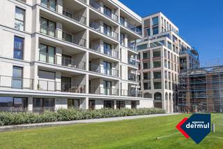 Op de hoek van de Victorialaan en de Fortstraat verrijst residentie Arcade, een luxueus woonproject met tijdloze architectuur. Dankzij de elegante vormgeving en stijlvolle verspringingen straalt dit gebouw pure klasse uit. Vanuit uw appartement geniet u van een adembenemend uitzicht op CentralPark@Sea, een unieke troef die elke dag opnieuw voor een instant vakantiegevoel zorgt. Dit appartement op de vierde verdieping beschikt over twee ruime slaapkamers en werd afgewerkt met kwaliteitsvolle materialen, wat garant staat voor een hoge afwerkingsgraad en een instapklare woonervaring. Daarnaast beschikt het gebouw over een gemeenschappelijke fietsenberging, wat zorgt voor extra comfort en gemak. Laat u verleiden door de combinatie van stijlvol wonen en ultiem wooncomfort. Contacteer ons vandaag nog voor meer informatie of een bezoek aan deze exclusieve wooneenheid. Verkoop onder btw stelsel.