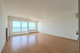 Doorloper 2-slaapkamer appartement te koop te Middelkerke. Het appartement heeft twee terrassen en bevindt zich langs de Zeedijk 34, op...