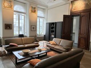 In het hartje van Gent Centrum, op wandelafstand van de Vrijdagsmarkt, Korenmarkt, ... vinden we dit gelijkvloers luxe appartement. Uitstekend geschikt voor expats, PhD, ... De woning is volledig uitgerust en bemeubeld, de contractduur is bespreekbaar. De indeling is de volgende: inkomhal met toilet en wasplaats. Ruime leefruimte met authentieke elementen en zicht op de fantastische binnentuin, uniek in Gent! Aansluitend aan de leefruimte is er een bureauruimte. De open keuken is voorzien van alle toestellen en luxe, je kan eten aan het uitgeruste kookeiland of in de voorziene eetplaats. Aan de achterzijde van het appartement bevindt zich op het gelijkvloers een eerste slaapkamer en badkamer met apart toilet. Ook op de eerste verdieping is er nog een tweede slaapkamer en badkamer. Bij het appartement hoort nog een privé kelder en een garagebox waar twee wagens achtereen kunnen worden geparkeerd. Huurprijs 2.150 euro + 150 euro gemeenschappelijke kosten + 190 euro garagebox per maand. Direct beschikbaar.