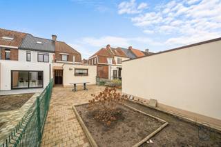 Halfopen bebouwing met garage en tuin! Deze woning (bouwjaar 1930) beschikt over centrale verwarming op gas, 3 slaapkamers en uitbreidingsmogelijkheid op zolder.<br /><br />INDELING: inkomhal, woonkamer, keuken met eethoek, badkamer en apart toilet. Op de eerste verdieping bevinden zich 2 slaapkamers en een bergruimte met toegang tot de zolder. De zolder is geïsoleerd en biedt de mogelijkheid tot het creëren van extra kamer(s). Buiten is er een buitenberging/wasplaats, een garage en een tuin. De woning is toegankelijk via zowel de voor- als achterzijde en beschikt over een garage. Bovendien kan er voor en achter de woning ook makkelijk geparkeerd worden.<br /><br />Voor wie is dit pand ideaal?<br />♦ Voor starters of koppels die een degelijke woning zoeken met groeimogelijkheden.<br />♦ Voor gezinnen die in een rustige buurt willen wonen maar dichtbij het centrum.<br /><br />Te koop via Immo Beguin, jouw vastgoedexpert sinds 2009. Met kantoren in Ronse, Waregem, Kortrijk, Deinze, Doornik en Lessines.<br />✉️ info@immobeguin.be<br />* Dit zoekertje omvat enkele AI-gegenereerde visualisaties.