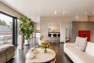 Cette maison familiale étonnamment spacieuse se distingue immédiatement par ses possibilités infinies, son grand jardin et son emplacement idéal. La maison dispose d'un ascenseur et de plusieurs espaces polyvalents pour les professions libérales. Que ce soit pour une famille nombreuse, comme foyer pour kangourous ou pour permettre de concilier vie et travail, tout est possible<br /><br />La disposition de la maison est la suivante :<br /><br />Rez-de-chaussée :<br />- Hall d'entrée accueillant avec toilettes invités<br />- Différents espaces polyvalents pour les loisirs et/ou les pratiques des professions libérales<br />- Salle de bain avec douche, lavabo et sauna<br />- Salle de rangement/buanderie<br />- Garage avec allée spacieuse pour deux voitures (3 bornes de recharge fournie)<br /><br />Premier étage :<br />- L'espace de vie spacieux et lumineux offre une vue et un accès à la terrasse avec jardin<br />- Une cuisine équipée est attenante<br />- Chambre séparée avec placards intégrés, actuellement aménagée en salle de télévision<br />- Toilettes pour invités<br /><br />Deuxième étage :<br />- Hall de nuit spacieux <br />- 2 chambres complètes<br />- Chambre principale avec un grand dressing et une salle de bain confortable avec baignoire, douche et double vasque<br />- Salle de bain séparée avec lavabo et douche à l'italienne<br />- Toilettes pour invités<br /><br />Étage mansardé :<br />- Pièces supplémentaires/combles pouvant idéalement servir de chambre principale, de salle de loisirs ou de bureau à domicile<br /><br />Jardin :<br />La pièce maîtresse absolue de la maison ! Un jardin très profond, bien entretenu et ensoleillé avec une terrasse confortable, un étang élégant, des haies ornementales, des arbres matures et une vue imprenable sur les champs situés derrière.<br /><br />Sous-sol :<br />La maison dispose d'un sous-sol de 111 m², idéal comme salle de sport, salle d'entraînement ou salle de loisirs<br /><br />Environnement et emplacement :<br />Situé sur la Vilvoordsesteenweg à Meise, vous vivez ici de manière très stratégique. Les commerces, les écoles, les transports en commun et le jardin botanique de Meise se trouvent à proximité immédiate. Grâce à la liaison fluide avec l'A12 et le périphérique de Bruxelles, vous êtes à deux pas de Bruxelles, Vilvorde et Anvers, tout en profitant d'une oasis de paix et d'un magnifique paysage verdoyant au fond de votre jardin.<br /><br />Intéressé ? Contactez-nous dès aujourd'hui pour une visite et laissez-vous surprendre par l'espace et le jardin !<br /><br />Registre des mesures: oui