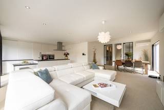 Energiezuinige woning met 3 slaapkamers, bureauruimte, 2 badkamers en ruime tuin. Centrale ligging in doodlopende straat...