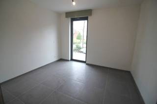 Dit GELIJKVLOERS appartement is gelegen in residentie Muelenaers in het centrum van Westrozebeke. <br /> <br />Het appartement bestaat uit inkom, ruime leefruimte, volledig ingerichte keuken (apparatuur van Miele), berging, 2 slaapkamers, toilet, badkamer (dubbele lavabo, bad met douchemogelijkheid) en een terras met tuintje.<br />Tevens is er een GARAGE bij het appartement voorzien! <br /><br />** Afwerking met duurzame materialen!! ** <br />ELEKTRISCH bediende ROLLUIKEN aan de voorzijde. <br /><br />Bijkomende syndickosten: 50,00 EUR. <br /><br />EPC uc0582 : label A (91 kWh/m²jaar)