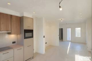 Ontdek deze totaal gerenoveerde woning, afgewerkt met o.a. een nieuwe keuken, badkamer met dubbele lavabo en inloopdouche, nieuw PVC-schrijnwerk, nieuwe vloeren, 2 toiletten, 3 slaapkamers en een aparte wasruimte/berging<br /><br />De zuidwestgerichte tuin is voorzien van een nieuw aangelegd terras, tuinberging en een ruime graszone met open zicht op de velden. Zo geniet u de hele namiddag en tot in de avond van de zon.<br /><br />Ook energetisch scoort deze woning uitstekend: EPC A-label, verwarming op gas met vloerverwarming op het gelijkvloers, 8 zonnepanelen en een geïsoleerd dak. Bovendien beschikt de woning over een conforme elektriciteitskeuring. Mogelijkheid tot aansluiten van een thuisbatterij en reeds voorzien van aansluiting voor airco.<br /><br />De ligging is ideaal: aan de rand van de stad, vlakbij het Marktplein, de Kaai, winkels en restaurants en met een vlotte aansluiting naar de E40.<br /><br />Kom deze knappe woning snel ontdekken en maak een afspraak via info@vastgoednova.be<br />of 0469/155 155.