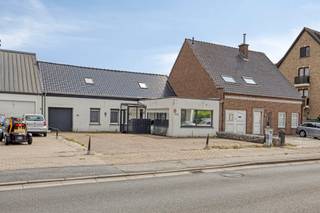 Ruimtelijke indeling met 4 slaapkamers en 2 badkamersGunstig EPC en conforme elektrische keuringZuidgerichte tuin en veel parkeerruimteCommerciële...