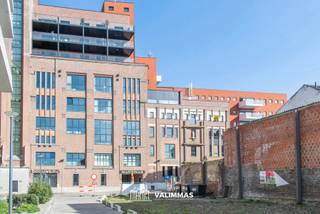 +++ OPTIE +++
VALIMMAS verhuurt te Merchtem centrum, in de voormalige en iconische "Ginder-Ale"-brouwerij, dit bijzonder stijlvolle duplex-appartement (loft) met groot zonneterras en autostandplaats(en)....
Gelegen op de derde verdieping (met lift) en omvattende: een inkomhal met vestiairekasten, een ruime berging/wasplaats (± 15m²), een grote living (± 43m²) met een open en volledig ingebouwde keuken (± 30m²), een bureel, een luxe badkamer, een slaapkamer, een groot zonneterras (± 42m² en ideaal georiënteerd naar het zuidwesten).
Inclusief één autostandplaats. Optioneel: extra autostandplaats mits € 65/maand.
Luxueus ingericht appartement met alle hedendaags comfort. Bijzonder sfeervolle decoratie, luxueuze afwerking, in perfecte staat, direct instapklaar.
Lift, videofoon, warmtepomp lucht/water + vloerverwarming, doorgedreven isolatie. EPC slechts 65 kWh/m² = label A = heel energiezuinig !
Gelegen in het volle centrum van Merchtem, met alle centrumfuncties binnen handbereik: winkels, scholen, bushaltes, station, Markt, sportcomplex,,…