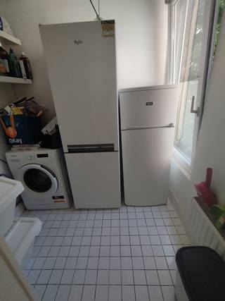 <p><b>HUIS VOOR GEDEELD WONEN</b> gelegen aan de Rogierlaan 239. 4 BESCHIKBARE gemeubileerde kamers (niet allemaal tegelijk), met huurprijzen variërend van 550 € tot 625 €, vermeerderd met een vast bedrag van 140 € voor de kosten (water, gas, elektriciteit, internet, schoonmaak van de gemeenschappelijke ruimtes en gebruik van de wasmachine). Een kamer is per direct beschikbaar, een andere vanaf 01/08 en nog twee vanaf 01/10. Het huis bestaat uit 8 gemeubileerde kamers met 2 gedeelde badkamers, evenals mooie gemeenschappelijke ruimtes met een keuken en een ruime woon-/eetkamer, en een tuin. EPB: E. Bezichtigingen kunnen uitsluitend worden gepland via onze online reserveringsagenda, die rechtstreeks toegankelijk is vanaf de pagina van het object op onze TREVI-website.</p>
<p><b><u>Indeling</u>:</b></p>
<ul>
<li>Kelderverdieping (straatkant): per direct beschikbaar - Prijs: 550 € + 140 € aan servicekosten</li>
<li>Begane grond (straatkant): beschikbaar op 01/10/2026 - Prijs: 625 € + 140 € aan servicekosten</li>
<li>2e verdieping (straatkant): beschikbaar op 01/08/2026 - met mogelijkheid tot vervroegde oplevering - Prijs: 625 € + 140 € aan servicekosten</li>
<li>2e verdieping (tuinzijde): beschikbaar op 01/10/2026 - met mogelijkheid tot vervroegde oplevering - Prijs: 625 € + 140 € aan servicekosten</li>
</ul>