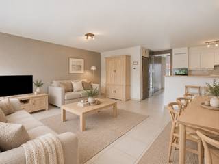 Op de eerste verdieping van een verzorgd appartementsgebouw in het centrum van Aartrijke bevindt zich dit instapklare appartement met een bewoonbare oppervlakte van 88 m². De lichtrijke leefruimte met open keuken vormt het hart van de woning en biedt alle comfort voor dagelijks wonen. De volledig uitgeruste keuken beschikt over alle nodige inbouwtoestellen en sluit naadloos aan op de leefruimte. Via beide slaapkamers heeft u rechtstreeks toegang tot het ruime, zonnige terras van maar liefst 27,5 m², afgewerkt in stijlvolle bankirai. De badkamer is ingericht met een ligbad, dubbele lavabo en praktische opbergkasten, terwijl er ook een afzonderlijk gastentoilet aanwezig is. Het appartement is voorzien van aluminium ramen met dubbele beglazing en behaalt een lage EPC-label C, waardoor er geen renovatieplicht geldt. Het gebouw omvat slechts acht appartementen wat zorgt voor een aangename en kleinschalige woonomgeving.<br />Dankzij de centrale ligging bevinden winkels, scholen, openbaar vervoer en andere voorzieningen zich op wandelafstand. Een ideale eigendom voor eigen bewoning of als interessante investering.<br />Er is tevens de mogelijkheid om een garage bij te kopen . <br />EPC: 216 kWh/m² (Vg, Wg, Gmo, Gvkr, Gvv) Ref. OU28962