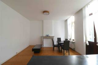 <p>Wonen op 't Zuid? Ontdek deze charmante appartement in de schaduw van het Museum van Schone Kunsten.</p><p>Gelegen op een uiterst gegeerde locatie tussen de Leopold de Waelplaats en de Lambermontplaats en direct omgeven door heel wat trendy cafés en restaurants. Direct aan het Vlinderpaleis, het hof van beroep, belangrijke invalswegen, de Ring van Antwerpen en openbaar vervoer. Deelvervoer en velostation op wandelafstand. Bakker, scholen en supermarkten op minder dan 500 m.</p><p>-     Toplocatie op ‘t Zuid<br />-     Kleinschalig gebouw<br />-     Lage algemene kosten<br />-     Beschikbaar vanaf 01/04/2026</p><p>Het appartement ligt op 1e verdieping en is bereikbaar per trap. De grote leefruimte met open keuken ligt aan de zonnige voorzijde. Een middenkamer biedt berging, met plaats voor wasmachine en droogkast, leidt aansluitend naar apart toilet en douchekamer. Aan de rustige achterzijde liggen de slaapkamers van 16 m² en 12 m².<br /><br />Gemeenschappelijke kosten: € 175<br />-    Forfaitair bedrag van € 35 voor elektriciteit en onderhoud van de gemeenschappelijke delen<br />-    Provisie van € 45 voor het privatief waterverbruik<br />-    Provisie van € 95 voor het privatief verbruik voor verwarming.</p><p>Interesse? Gelieve uw gegevens in te vullen onderaan de advertentie op onze website www.sinjoor.be. De dossierverantwoordelijke zal nadien zo snel mogelijk contact met u opnemen.<span></span></p>