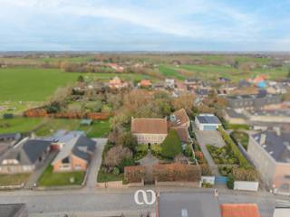 In Mater, waar landelijke rust en groen nog vanzelfsprekend zijn, verschuilt zich deze opmerkelijke villa op een privédomein van meer dan één...