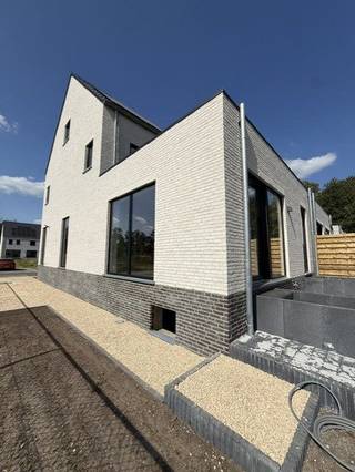 Instapklare, energiezuinige villa in rustige groene omgeving<br /><br />Bent u op zoek naar een moderne, instapklare woning waar u enkel nog hoeft te verhuizen?<br />Deze prachtige nieuwbouwwoning combineert hedendaags wooncomfort met een rustige, groene ligging — ideaal voor gezinnen of koppels die ruimte en rust waarderen.<br /><br />Belangrijkste troeven:<br /><br />4 grote slaapkamers<br /><br />Moderne keuken uitgerust met alle nodige toestellen<br /><br />Stijlvolle badkamer met inloopdouche, bad en wastafel<br /><br />Lichtrijke leefruimte met zicht op de tuin<br /><br />Energiezuinig dankzij zonnepanelen en uitstekende isolatie<br /><br />warmtepomp vailliant<br /><br />Oplaadpunt voor elektrische wagen<br /><br />Regenwaterput met recuperatiesysteem<br /><br />Volledig afgewerkt en instapklaar<br /><br />Rustige, groene omgeving met vlotte verbinding naar winkels, scholen en openbaar vervoer<br /><br />Deze woning biedt een perfecte combinatie van comfort, stijl en duurzaamheid.<br />Verhuizen was nog nooit zo eenvoudig — gewoon intrekken en genieten!<br /><br />Geen onnodige voorschotten tijdens bouwwerken, je ziet en merkt meteen ter plaatse wat je aankoop omvat!<br /><br />📞 Rechtstreeks te koop van de eigenaar – geen makelaarskosten.