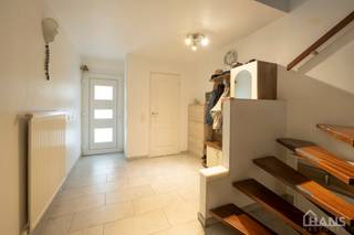 Deze verzorgde en verrassend ruime woning aan de Rietschoorveldelaan 37 te Merksem biedt dankzij haar praktische indeling en vier slaapkamers heel wat ruimte voor een gezin.<br /><br />De woning beschikt over een ruime en lichtrijke leefruimte, ingedeeld in een gezellige zit- en eetplaats. Aansluitend bevindt zich de geïnstalleerde keuken met voldoende kastruimte en werkoppervlak.<br /><br />Op de verdiepingen treffen we maar liefst vier slaapkamers van verschillende grootte, waardoor er naast volwaardige slaapkamers ook mogelijkheden zijn voor bijvoorbeeld een bureau-, hobby- of kinderkamer. De badkamer is ingericht met een ligbad met douchevoorziening, een dubbel wastafelmeubel en toilet.<br /><br />De verschillende ruimtes genieten van veel natuurlijke lichtinval en de woning maakt een verzorgde indruk. Hoewel keuken, badkamer en bepaalde afwerkingen eerder klassiek zijn, vormt dit tegelijkertijd een mooie opportuniteit voor wie de woning op termijn volledig naar eigen smaak wil moderniseren.<br /><br />Troeven:<br /><br />4 slaapkamers;<br />Ruime en lichtrijke leefruimte;<br />Geïnstalleerde keuken;<br />Badkamer met ligbad en dubbele wastafel;<br />Veel natuurlijke lichtinval;<br />Centrale verwarming met radiatoren;<br />Verzorgde woning;<br />Interessante gezinswoning met verdere moderniseringsmogelijkheden.<br />Een woning met veel ruimte en potentieel, ideaal voor wie op zoek is naar een gezinswoning in Merksem.<br />De beschikbare documenten kan u terugvinden via de downloads op onze website.<br />Voor meer informatie kan u terecht op www.hansvastgoed.com of contact opnemen via info@hansvastgoed.com of +32 3 366 05 30.