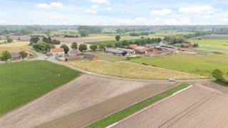 Hoeve met bijgebouwen en weide op 2740 m²!Aangepaste prijs voorwaarden.Deze te renoveren of nieuw te bouwen hoeve situeert zich op een gunstige...