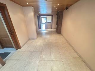 Deze charmante woning is rustig gelegen en biedt heel wat potentieel. De woning omvat een inkomhal, ruime leefruimte, keuken, badkamer en berging...