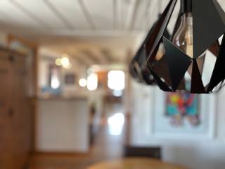 Wanneer je de dorpsnaam "Velm" hoort, dan denk je meteen aan rust, veel jonge mensen, dichtbij Sint-Truiden en Landen, in de bloesemstreek, denk maar aan de bloesemlounge. Alleen maar pluspunten dus. Zelfs de autosnelweg E40 zit slechts op 10 minuten verwijderd.<br />Wel, hier treffen we deze zeer karakteristieke villa die volgens een bepaald concept werd gebouwd. <br />Je zal eerlijk wel, moeten binnenwandelen om de speciale structuren te ontdekken. Het kunstige karakter ervan is ook niet ver weg.<br />Gezelligheid is hier troef, en de uitzichten achteraan prachtig. Binnenkort staan de bloesems weer in bloei.<br />Het hoeft ook geen betoog, dat wanneer je het epc, het asbestattest en de elektrische keuring, het verhaal van de zonnepanelen bekijkt, we hier 'enkel' positieve punten kunnen aanbrengen. <br />Vandaar hier korte resume :<br /> -verwarming via stookolie in combinatie met een pelletkachel. Topidee hoor!<br />-centrale verwarming met warmtepomp : airco, zowel warm als koud<br />-zonnepanelen 31 stuks met 8000 Kw - met groene stroomcertificaten tot september 2031 aan 300 euro per certif  8 x per jaar met een maximum voor een totaal van 2.400 euro per jaar.<br />-4 staanplaatsen voor de deur en garage met elektrische poort voor het plaatsen van 1 wagen<br />-hall, eetkamer, leefruimte, keuken - 4  slaapkamers - badkamer met douche en toilet (vernieuwd) - zeer ruime kelder - polyvalente ruimte - leuk terras en tuin met uitzicht op de bloesems<br />-alarm<br />-combinatie ramen : deels aluminium = dubbele beglazing - Pvc = hoogrendementsbeglazing.<br />Willen jullie graag nog meer van de dit goeds horen of leuks zien, kom dan gerust een kijkje nemen en doe meteen een bod.<br />Contactname kan via ons kantoor op 011/361919.<br />Tot binnenkort!<br /> <br /> 