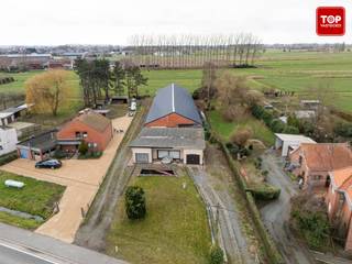 Op een strategische ligging met uitstekende bereikbaarheid, vlakbij de E34 en belangrijke invalswegen, bevindt zich dit groot perceel met een...