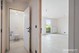 <p><span>Nieuwbouwappartement op de eerste verdieping in een kleinschalig nieuwbouwproject bestaande uit 5 hoogwaardig afgewerkte appartementen.</span></p><p><span><br />- verzorgde inkomhal </span></p><p><span>- ruime open woonkamer met een volledig geïnstalleerde keuken</span></p><p><span>- 2 ruime slaapkamer</span></p><p><span>- geïnstalleerde badkamer met instapdouche</span></p><p><span>- gastentoilet</span></p><p><span>- zonneterras</span></p><p><span><br />Een garage, staanplaats of individuele berging kan optioneel worden aangekocht.<br /><br /></span></p><p><span>Gemeenschappelijke fietsenberging voorzien.<br /><br />Voor meer info of een bezoek, bel 0476 46 12 87</span></p>