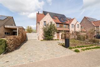 Moderne, instapklare gezinswoning met 4 slaapkamers op 888 m² in Zottegem.Welkom in deze prachtig afgewerkte, hedendaagse woning in Zottegem. Met een...